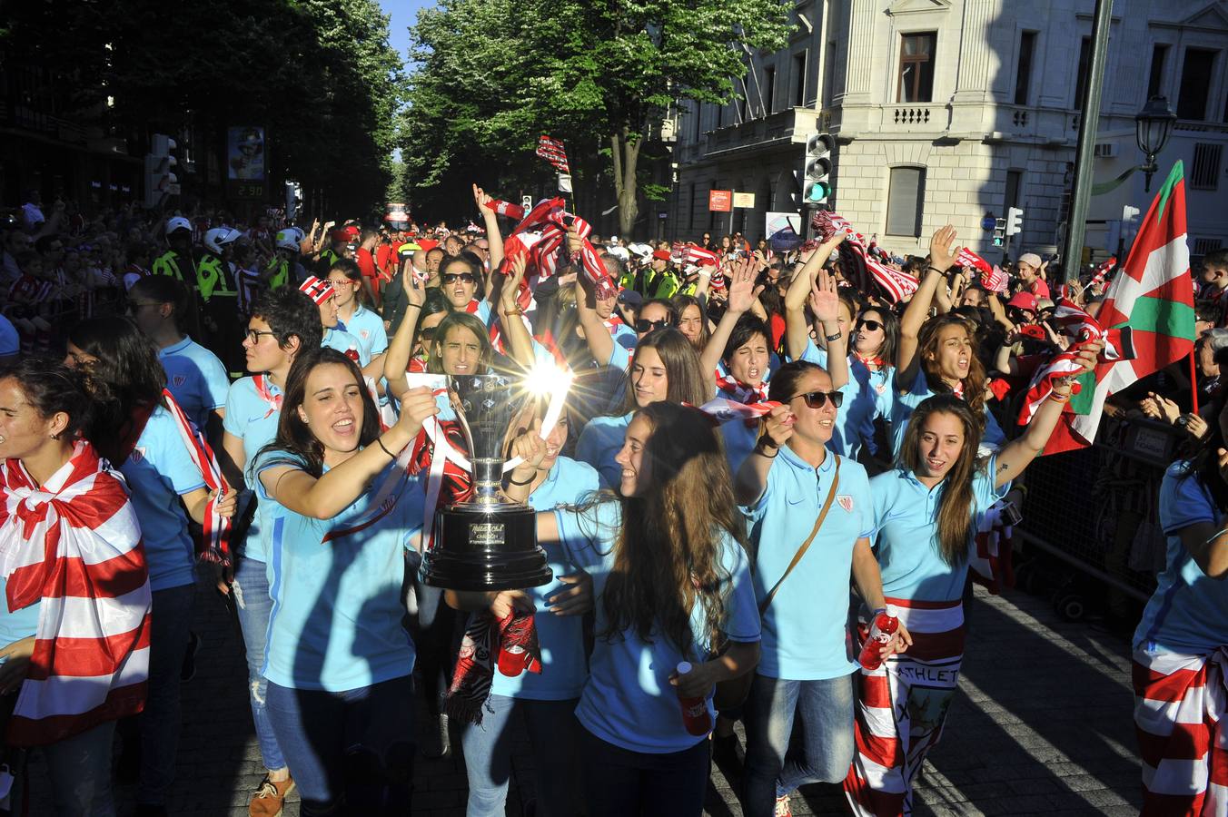 Recibimiento al Athletic femenino en la Diputación