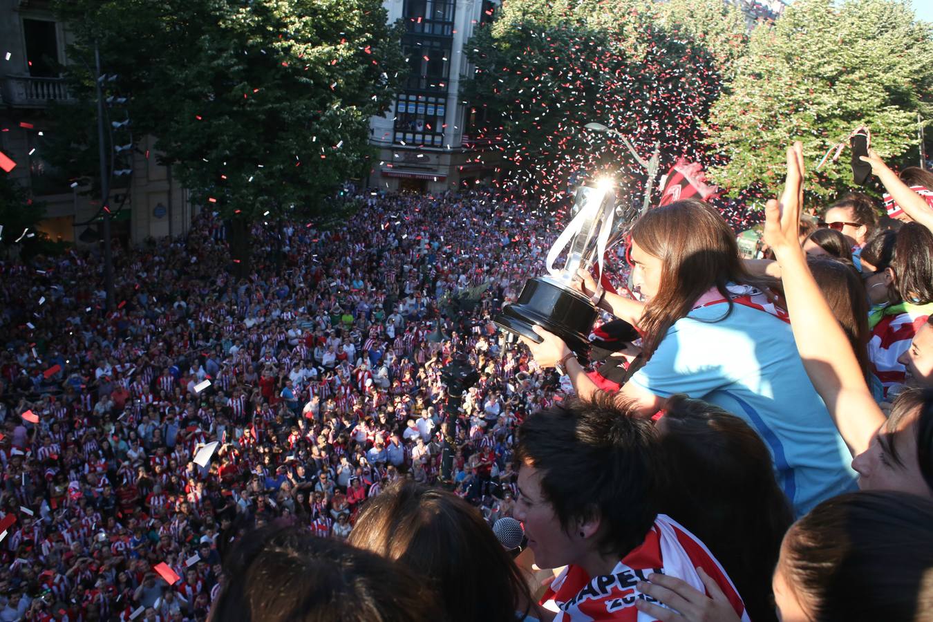 Recibimiento al Athletic femenino en la Diputación