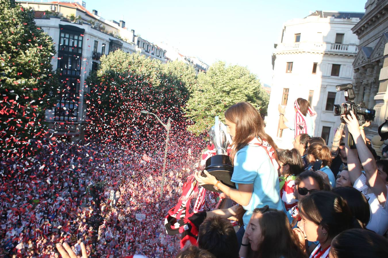 Recibimiento al Athletic femenino en la Diputación