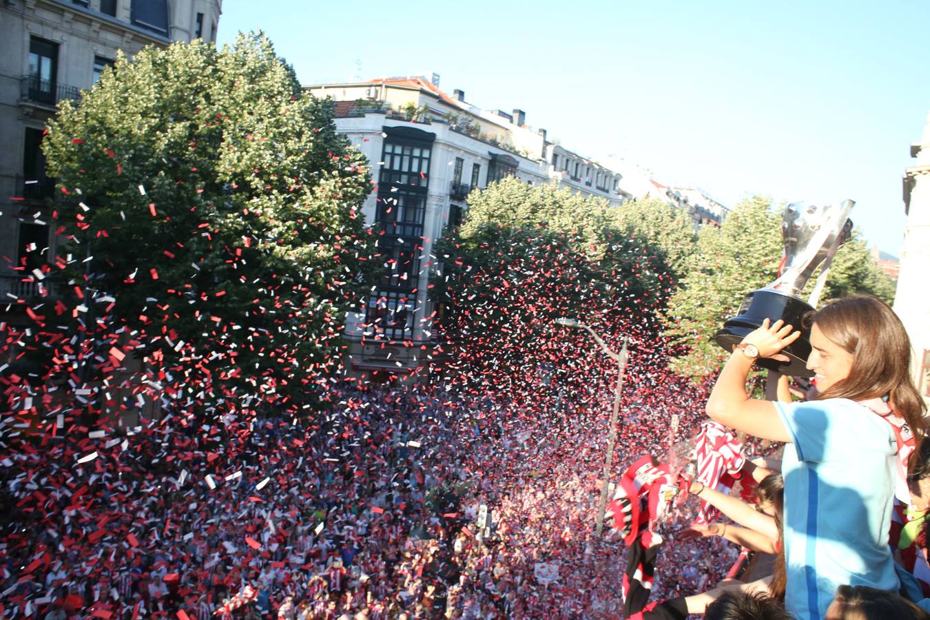 Recibimiento al Athletic femenino en la Diputación