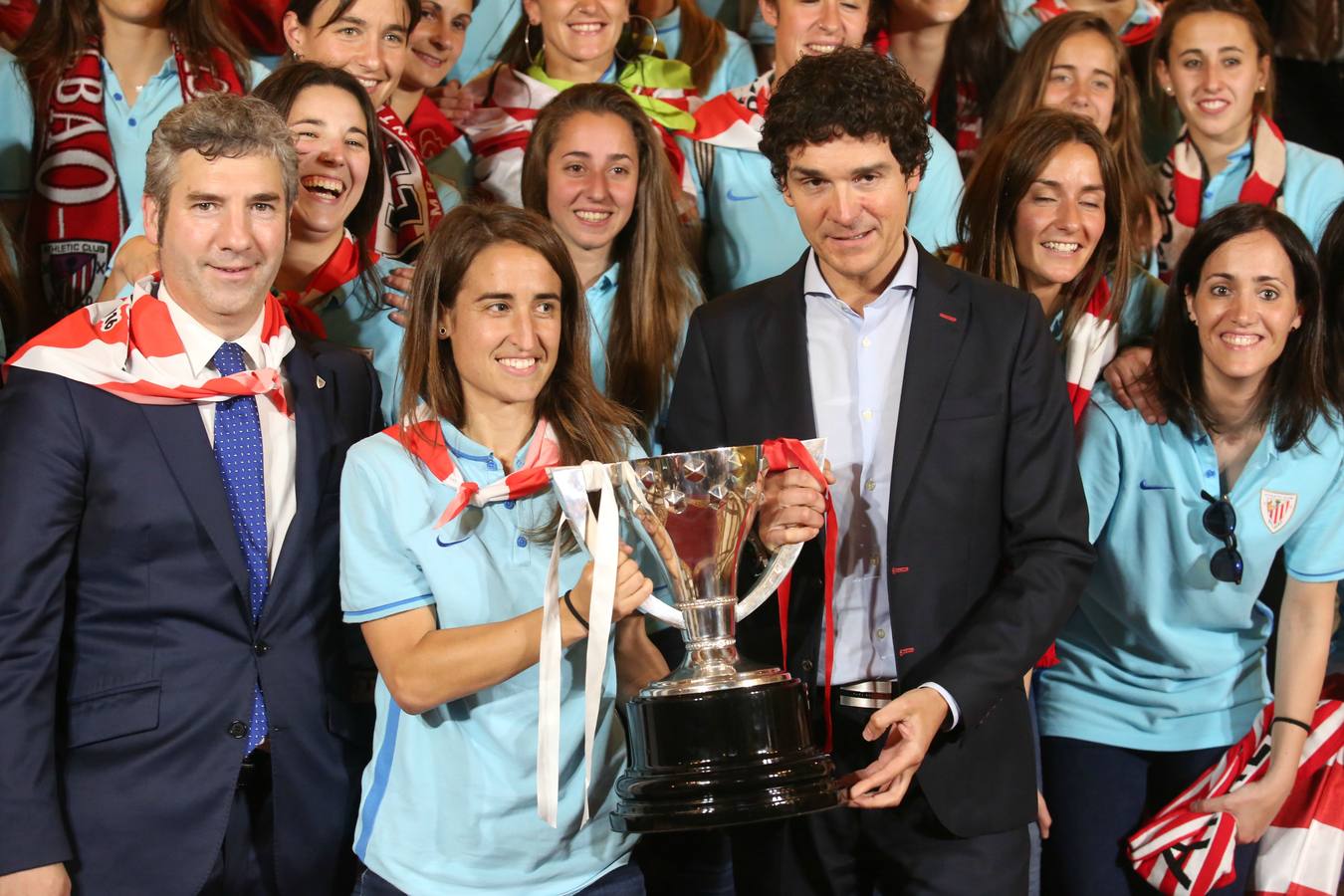 Recibimiento al Athletic femenino en la Diputación