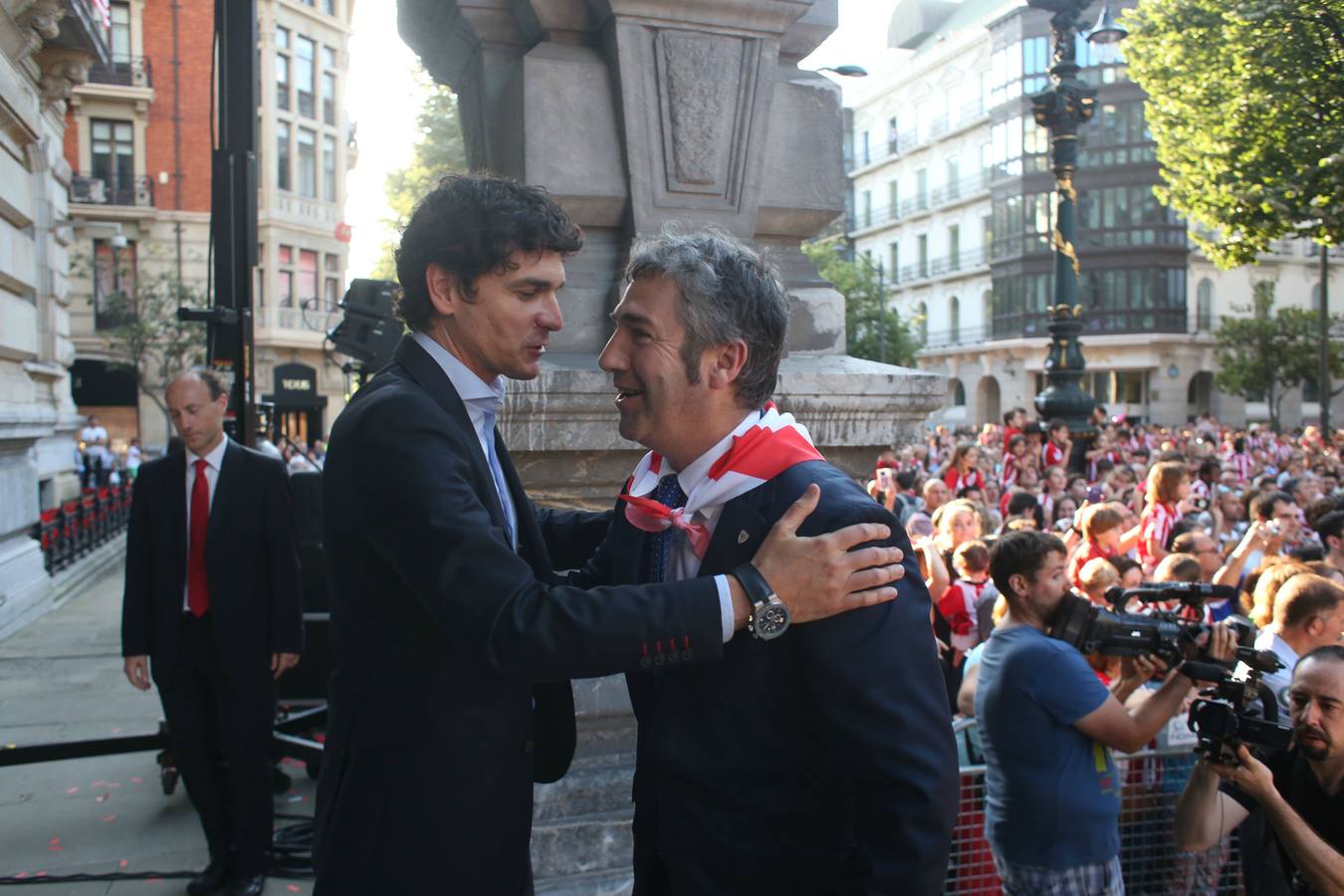 Recibimiento al Athletic femenino en la Diputación