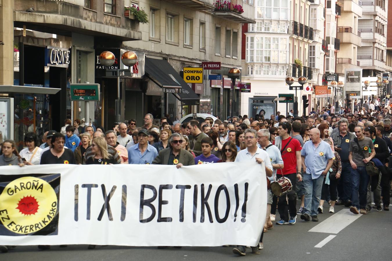 Miles de personas exigen en Vitoria el cierre definitivo de Garoña