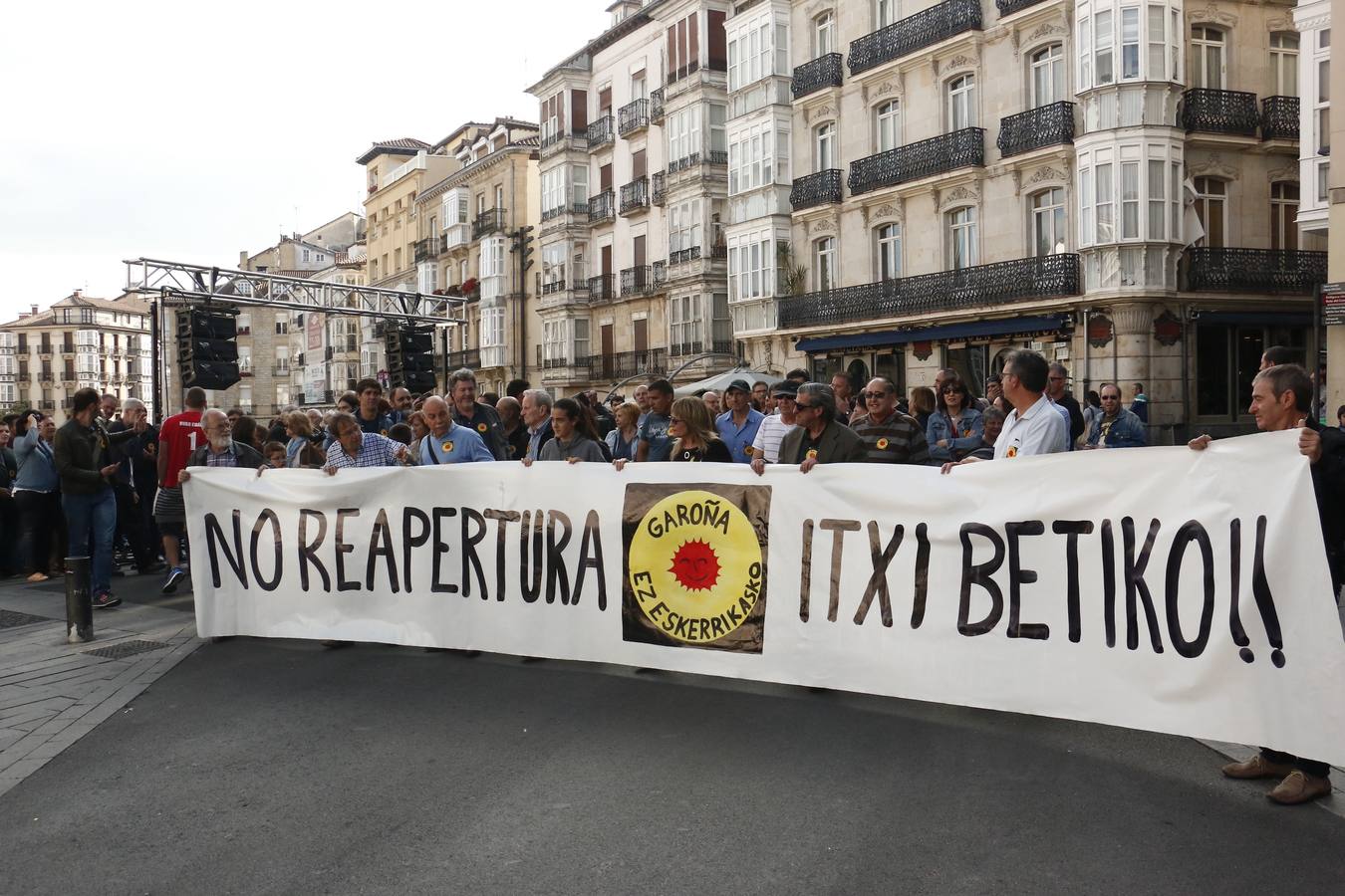 Miles de personas exigen en Vitoria el cierre definitivo de Garoña