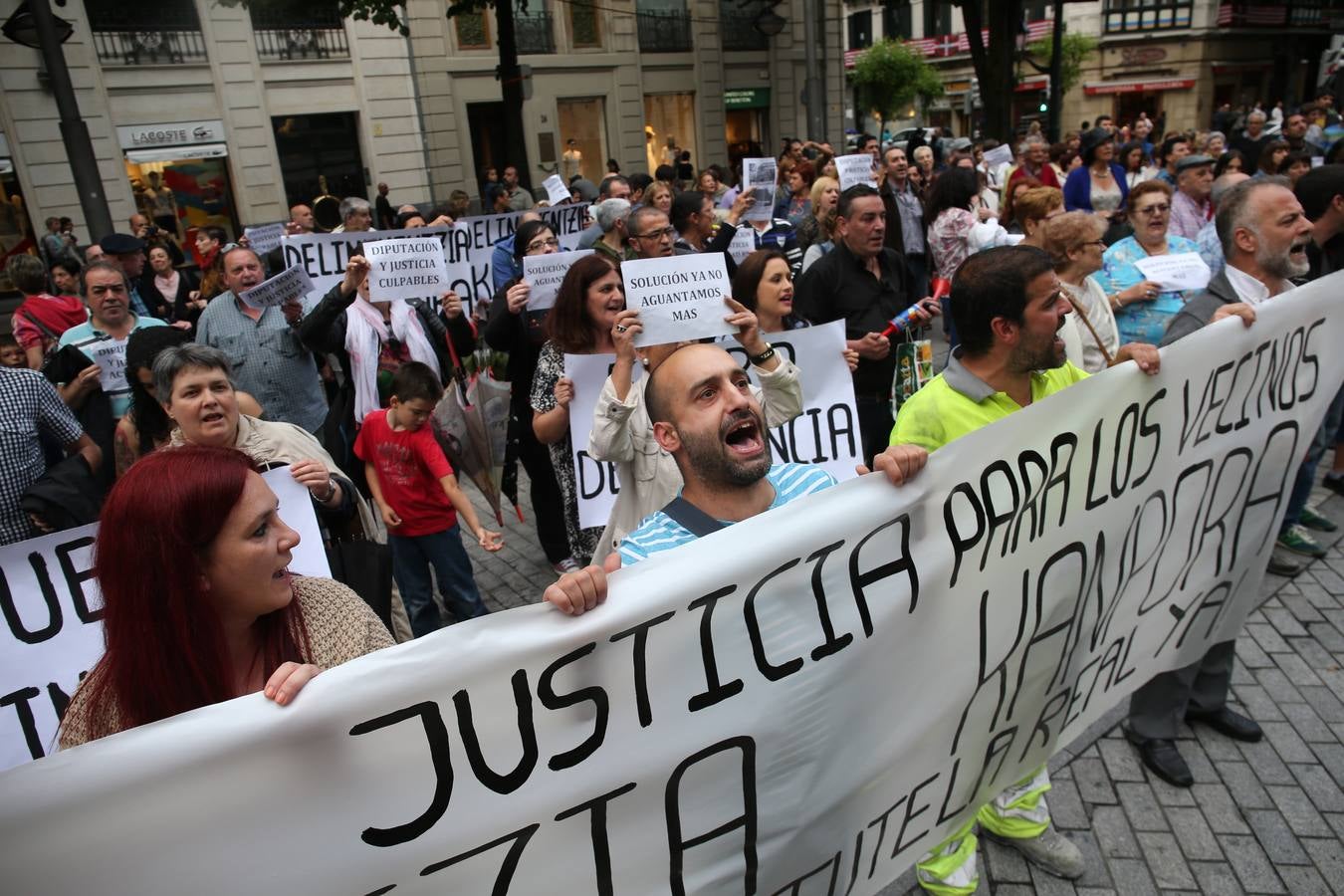 Los vecinos de Atxuri se manifiestan contra &#039;los Pichis&#039;