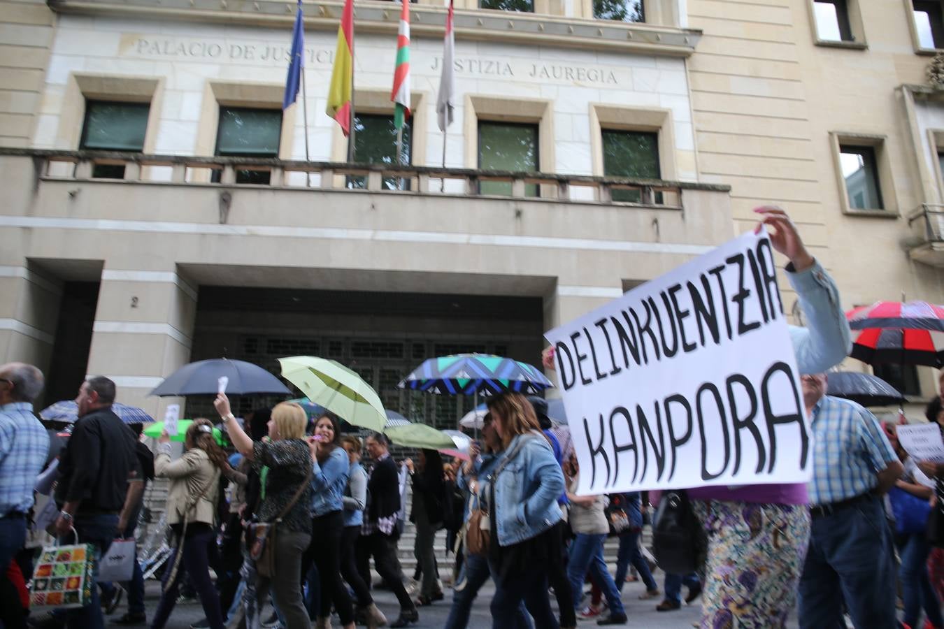 Los vecinos de Atxuri se manifiestan contra &#039;los Pichis&#039;