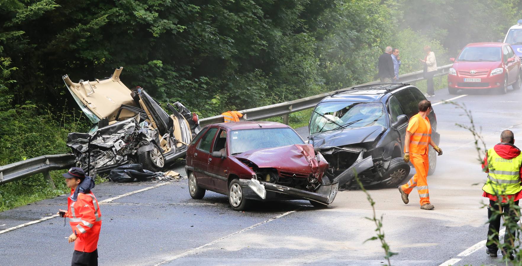 Las imágenes del grave accidente en la N-240 en Zeanuri