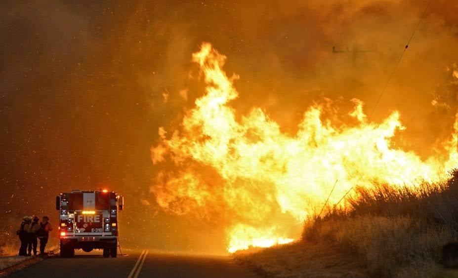 Un impresionante incendio en Santa Bárbara pone en alerta a  Los Ángeles y Orange