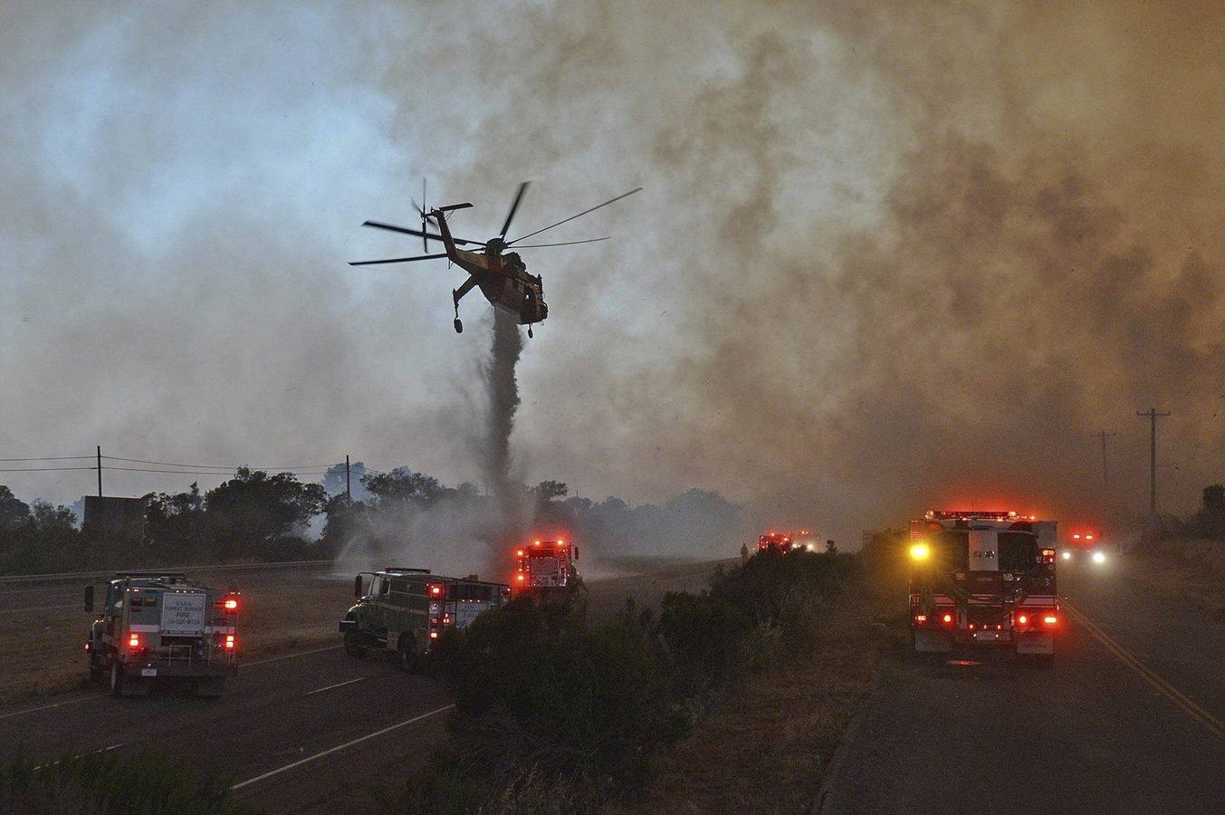 Un impresionante incendio en Santa Bárbara pone en alerta a  Los Ángeles y Orange