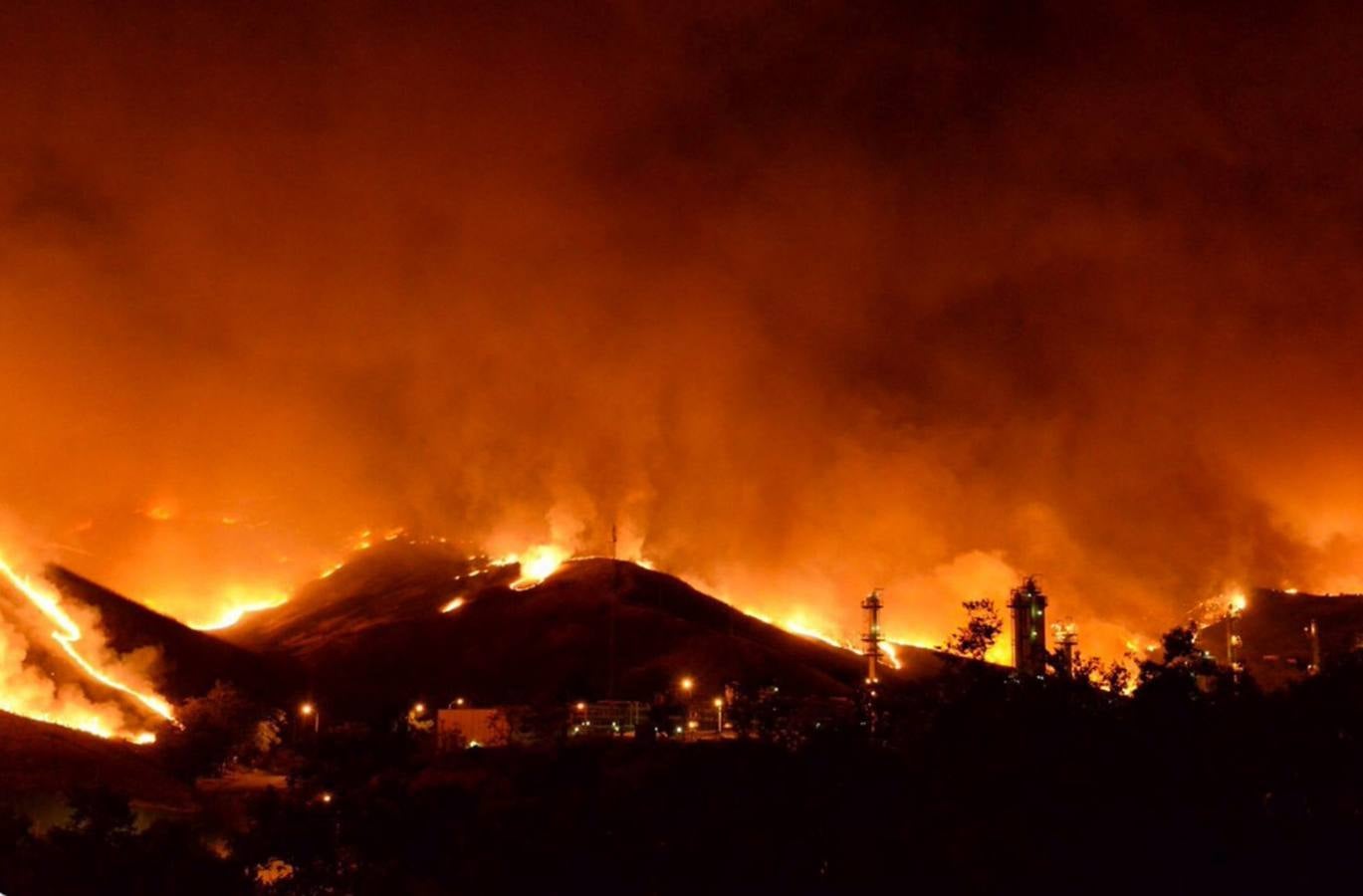 Un impresionante incendio en Santa Bárbara pone en alerta a  Los Ángeles y Orange