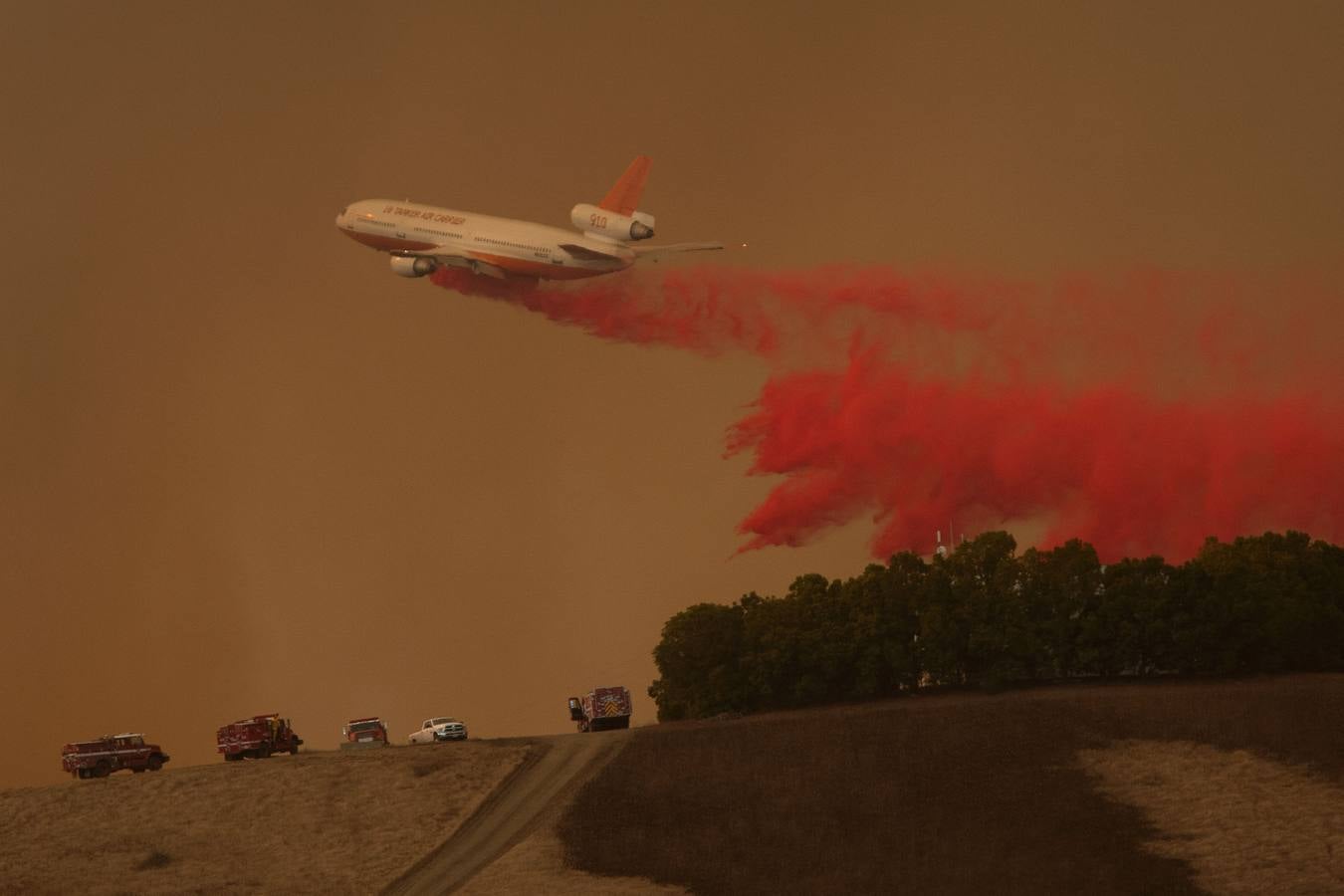 Un impresionante incendio en Santa Bárbara pone en alerta a  Los Ángeles y Orange