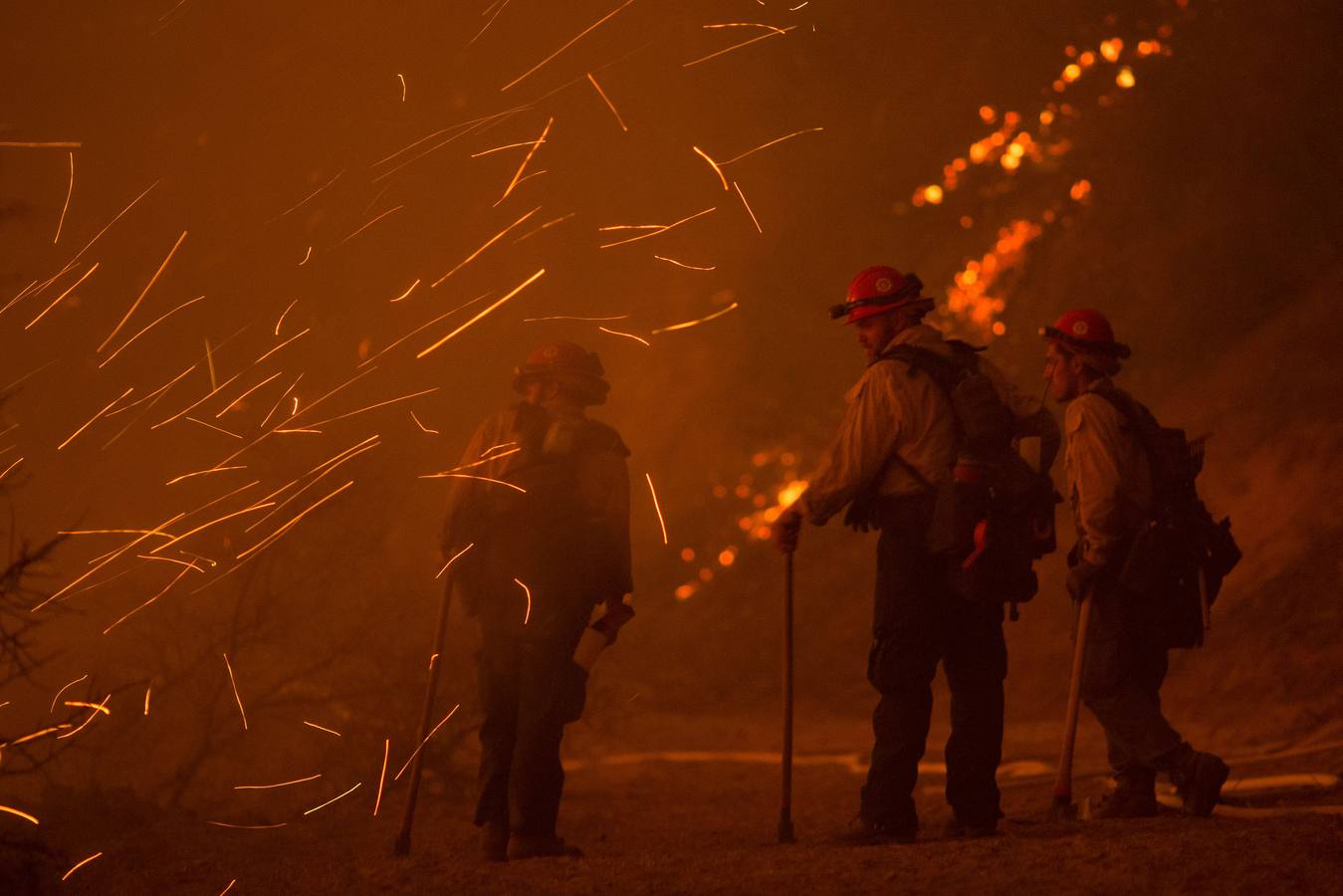 Un impresionante incendio en Santa Bárbara pone en alerta a  Los Ángeles y Orange