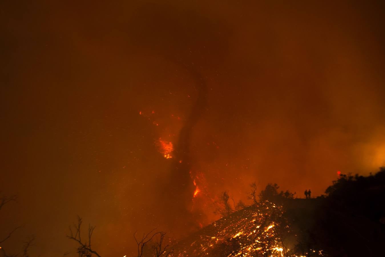 Un impresionante incendio en Santa Bárbara pone en alerta a  Los Ángeles y Orange