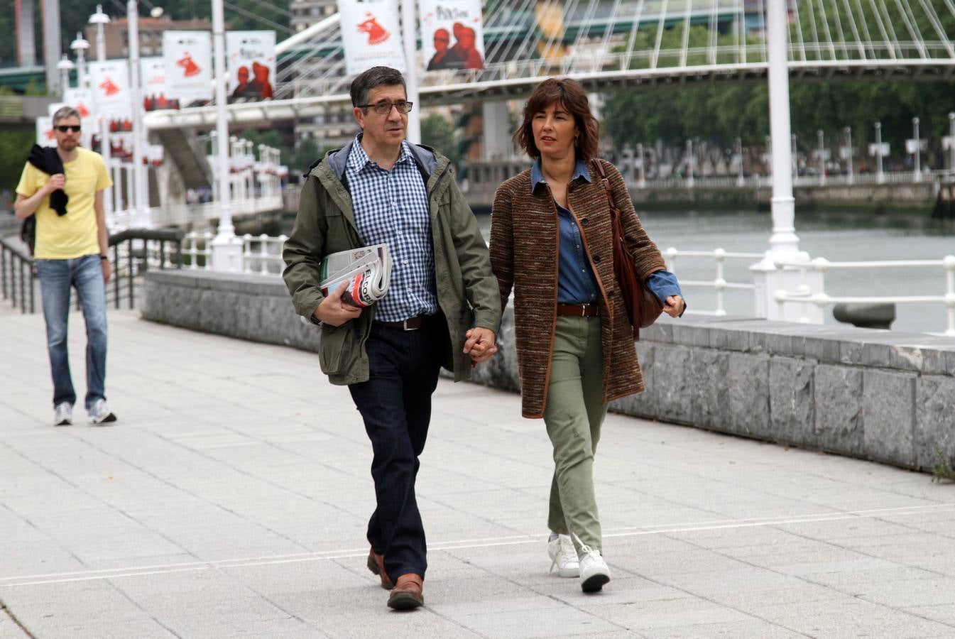 Patxi López, candidato por el PSE, paseando de la mano de su mujer por la ría de Bilbao.