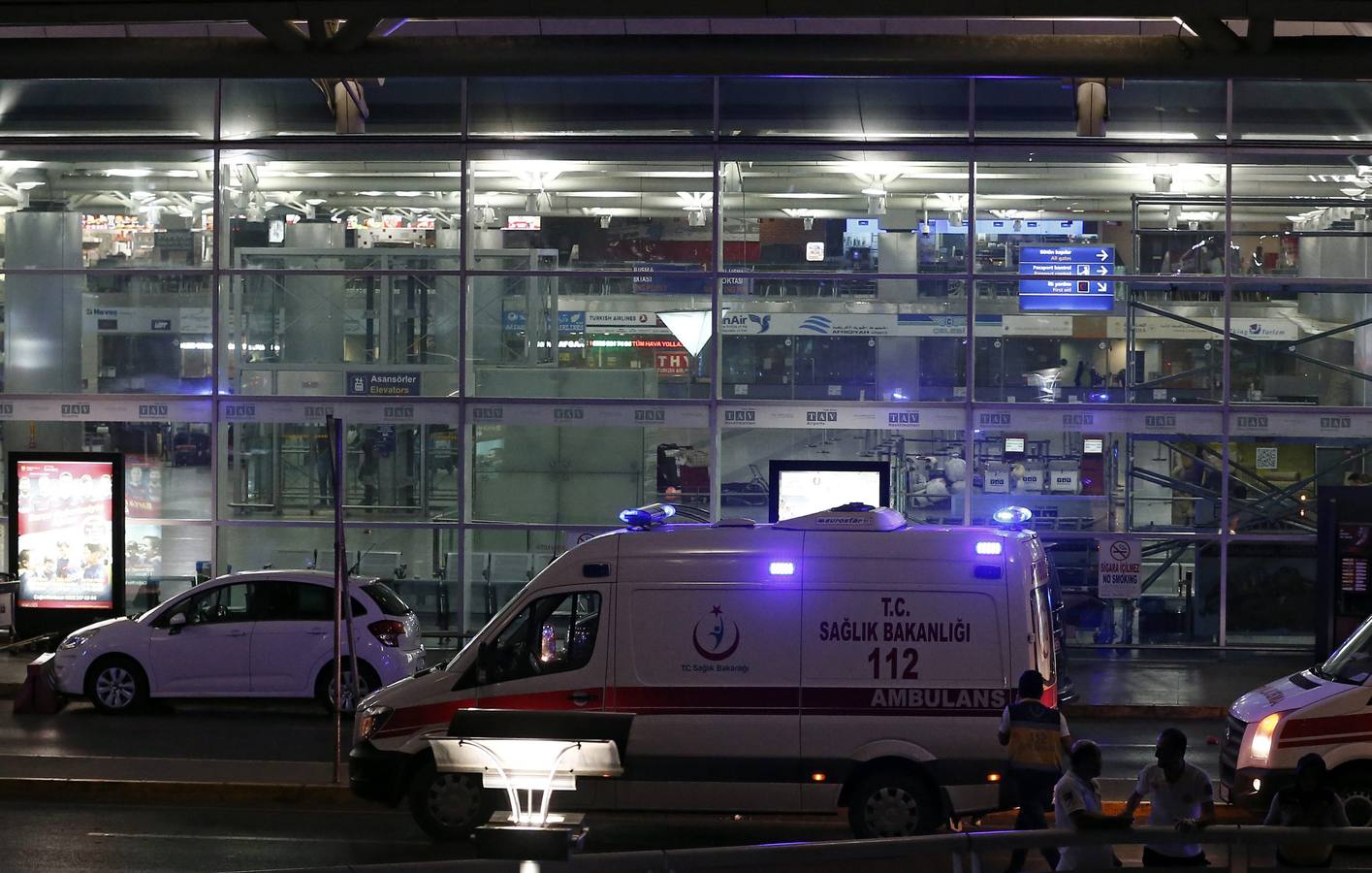 Un atentado en el aeropuerto de Estambul causa decenas de muertos