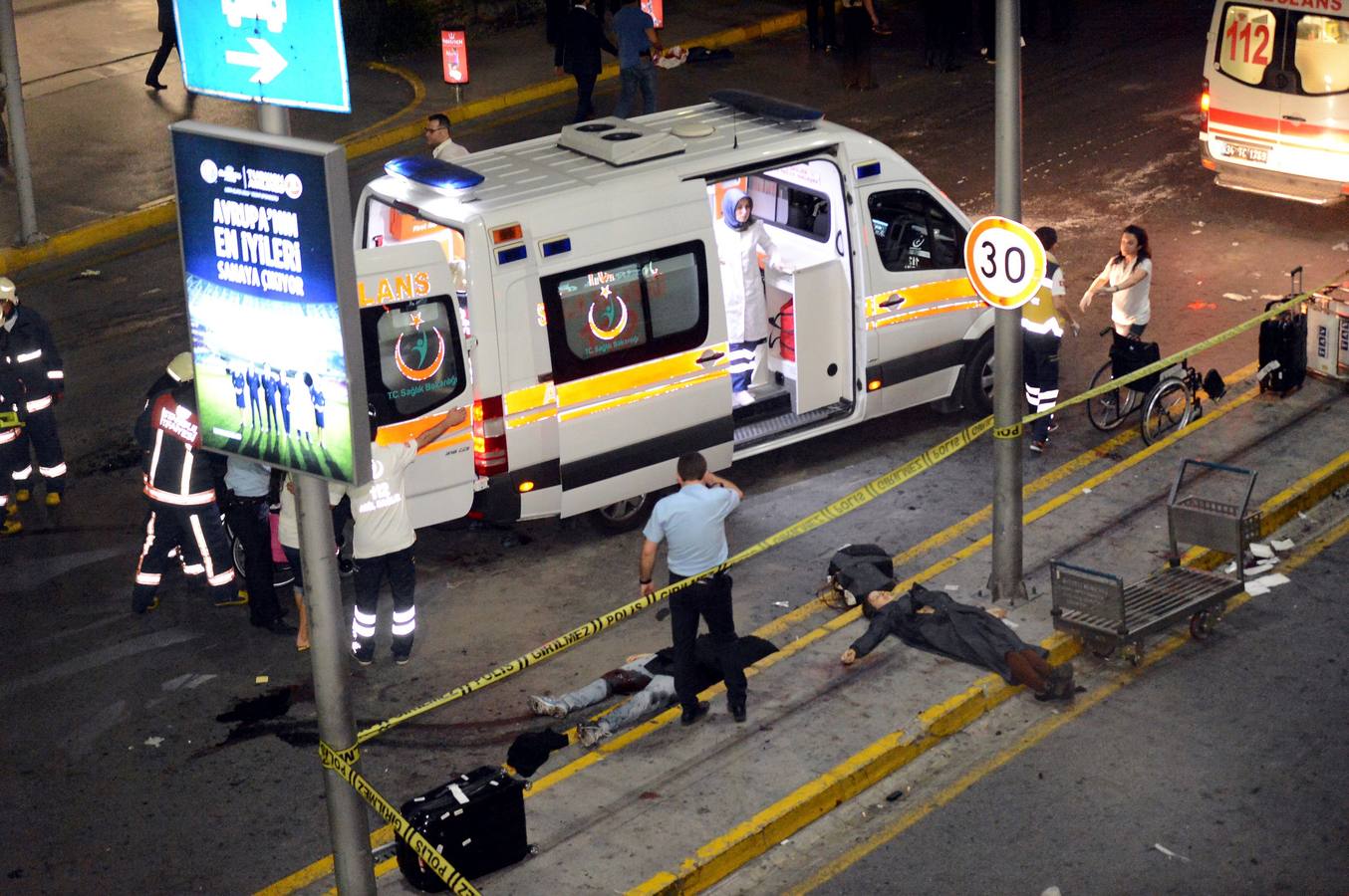 Un atentado en el aeropuerto de Estambul causa decenas de muertos