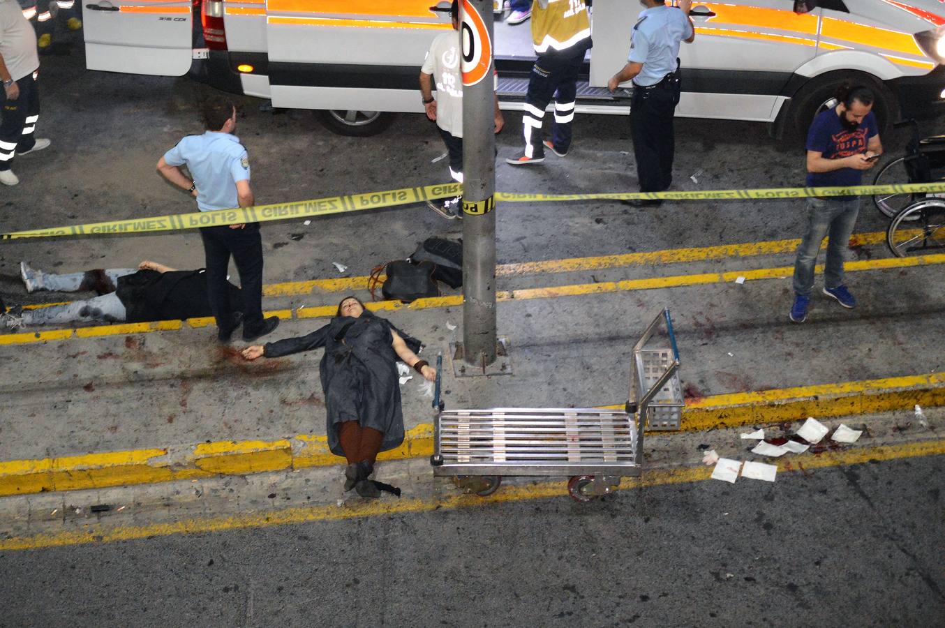 Un atentado en el aeropuerto de Estambul causa decenas de muertos