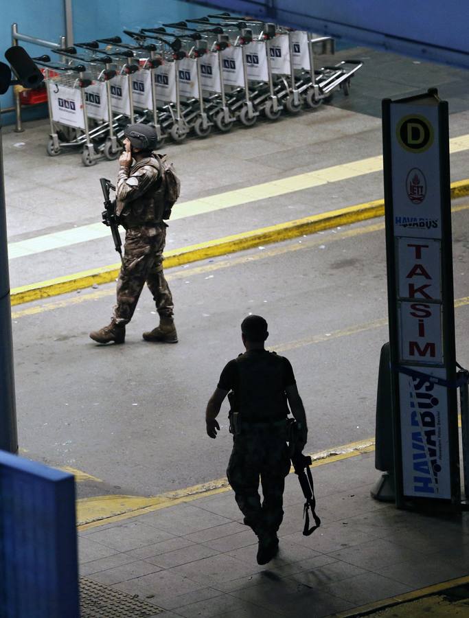Un atentado en el aeropuerto de Estambul causa decenas de muertos