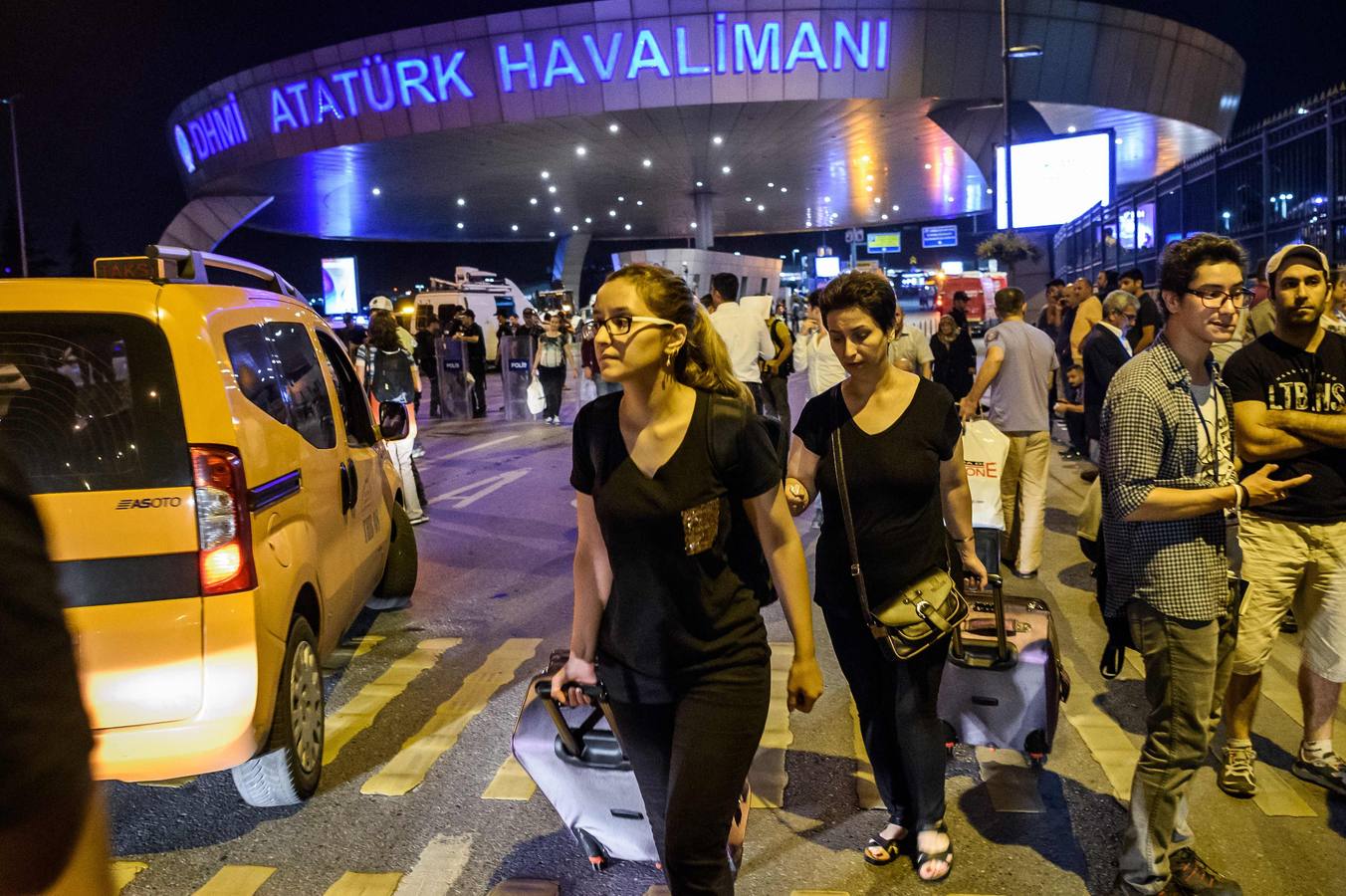 Un atentado en el aeropuerto de Estambul causa decenas de muertos