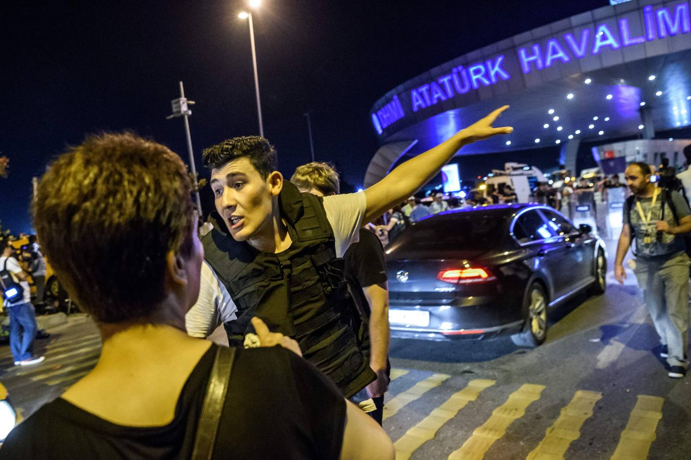 Un atentado en el aeropuerto de Estambul causa decenas de muertos