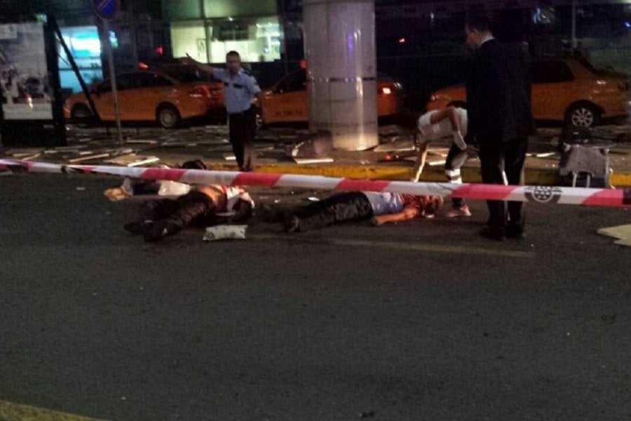 Un atentado en el aeropuerto de Estambul causa decenas de muertos