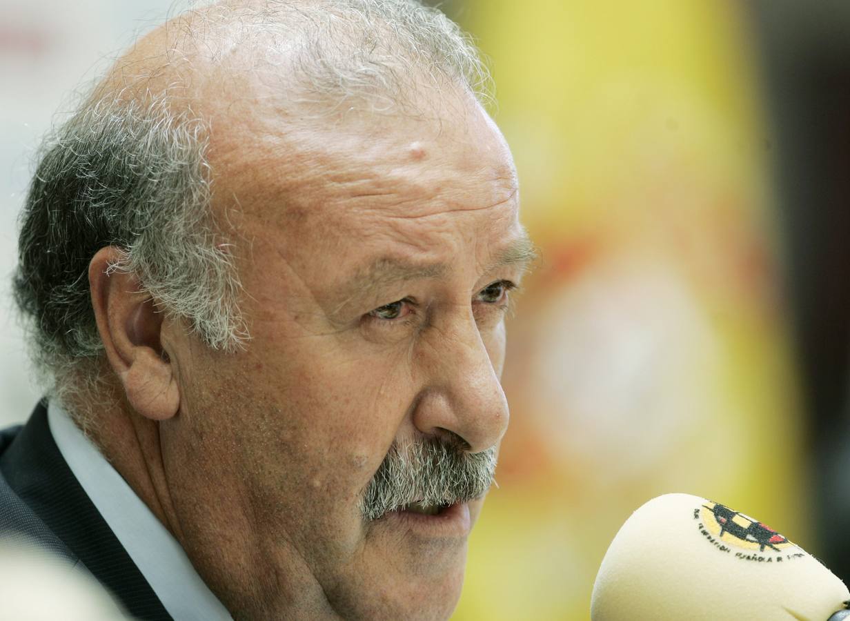 Vicente del Bosque atiende a los medios de comunicación durante su presentación como nuevo entrenador de la selección española de fútbol en 2008.