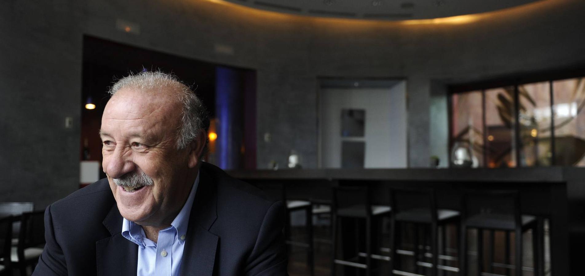 Vicente del Bosque, seleccionador español de fútbol, posa en un hotel de Bilbao durante una entrevista el 5 de noviembre de 2013. El 15 de noviembre de 2013, después de clasificar a España para el Mundial de Brasil, confirma la renovación de su contrato hasta la finalización de la Eurocopa 2016.