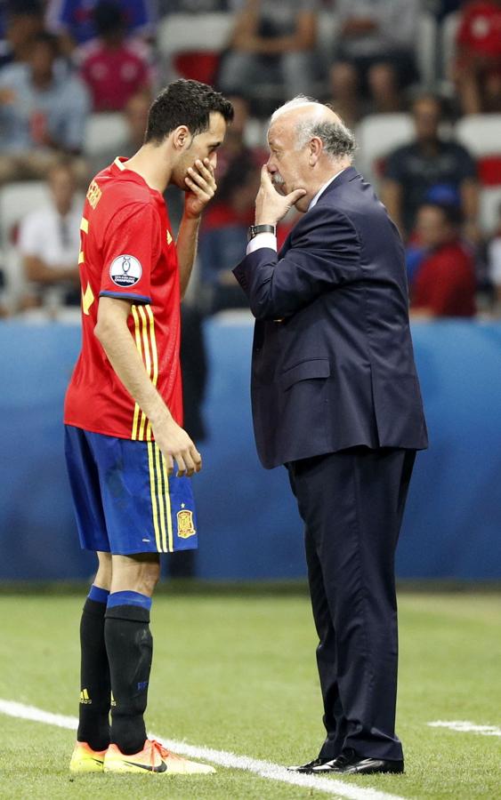 Del Bosque da instrucciones a Busquets en el partido que enfrentó a España ante Turquía (3-0) en la Eurocopa 2016 el pasado 17 de junio.