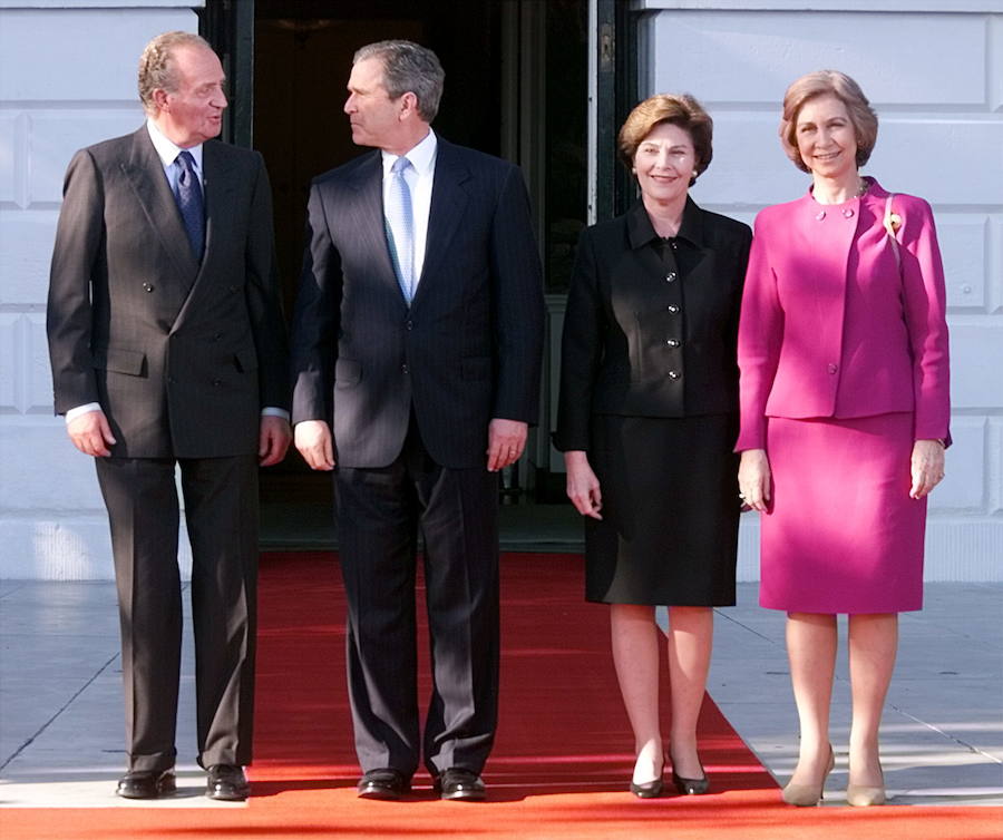 George W. Bush y su esposa Laura, junto al rey Juan Carlos I y la reina Sofía.