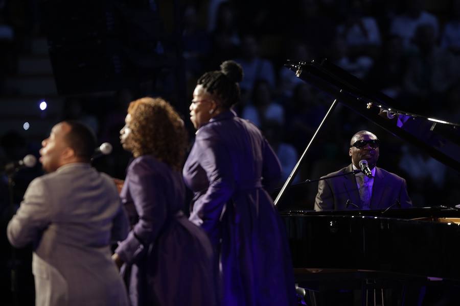 El reverendo Bryant Jones y The Victory Gospel Singers ofician en Mendizorroza