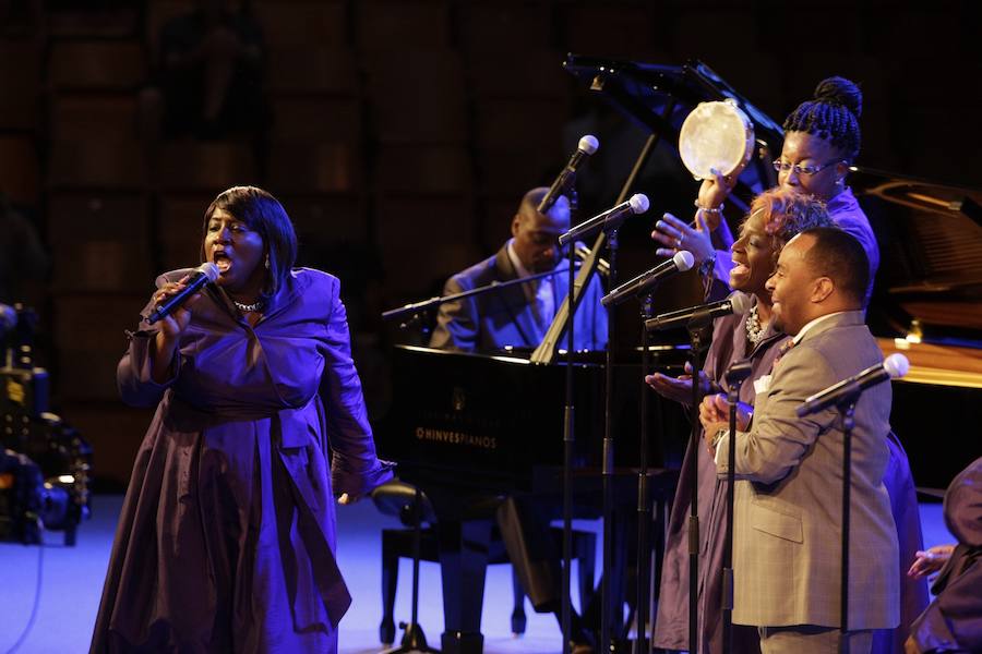 El reverendo Bryant Jones y The Victory Gospel Singers ofician en Mendizorroza