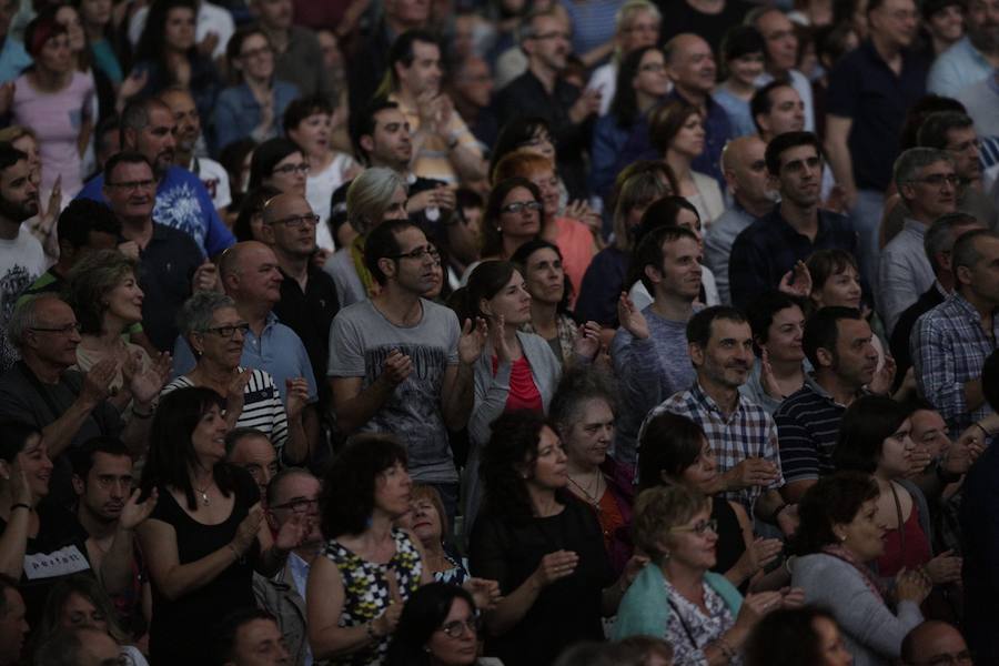 El reverendo Bryant Jones y The Victory Gospel Singers ofician en Mendizorroza