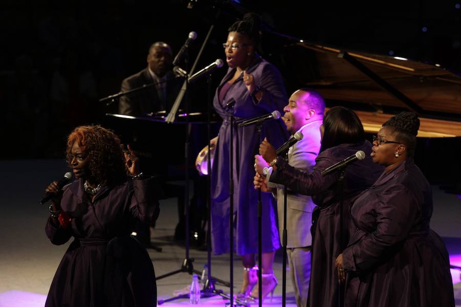 El reverendo Bryant Jones y The Victory Gospel Singers ofician en Mendizorroza