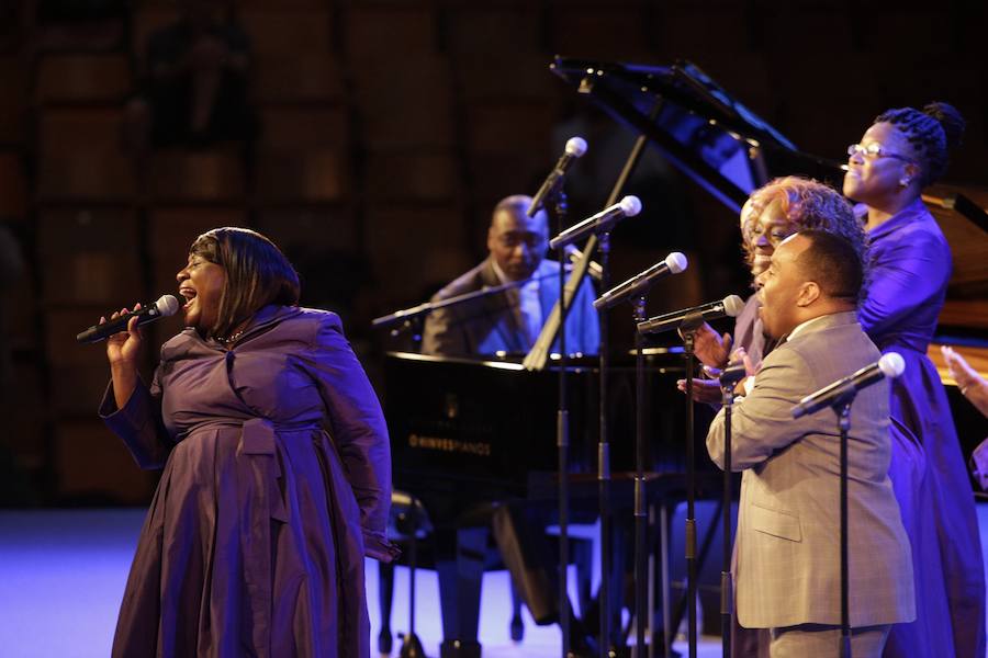 El reverendo Bryant Jones y The Victory Gospel Singers ofician en Mendizorroza