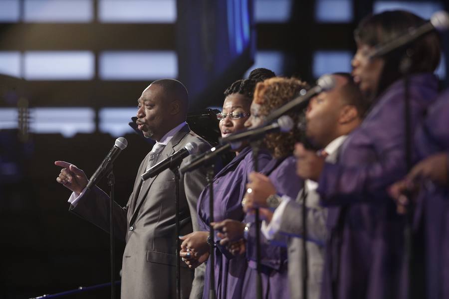 El reverendo Bryant Jones y The Victory Gospel Singers ofician en Mendizorroza