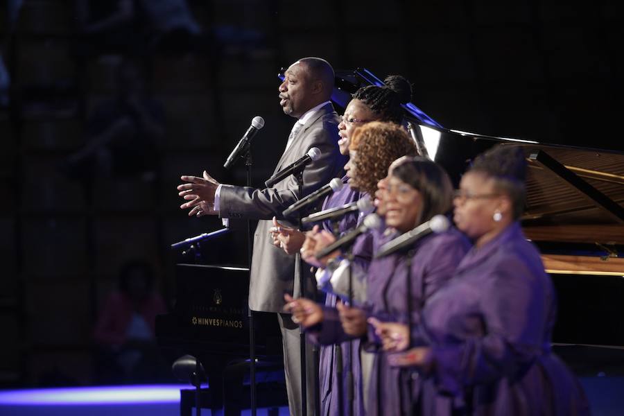 El reverendo Bryant Jones y The Victory Gospel Singers ofician en Mendizorroza