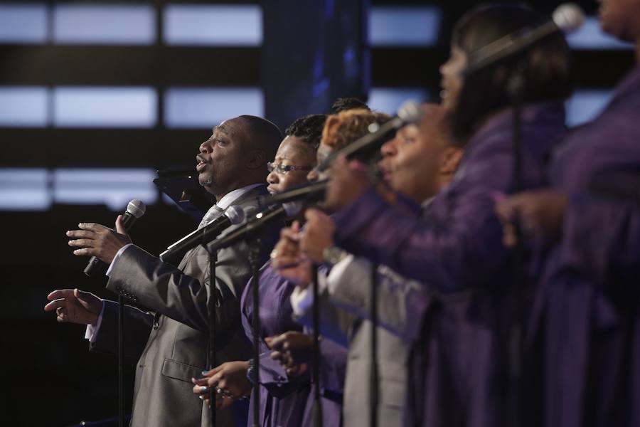 El reverendo Bryant Jones y The Victory Gospel Singers ofician en Mendizorroza