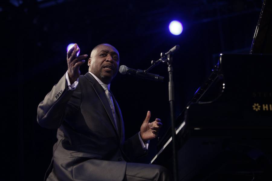 El reverendo Bryant Jones y The Victory Gospel Singers ofician en Mendizorroza