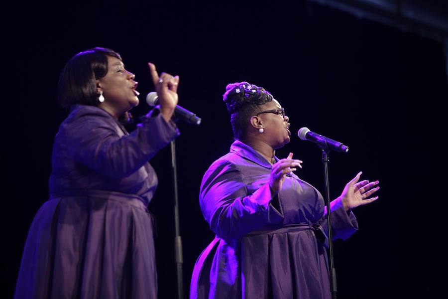 El reverendo Bryant Jones y The Victory Gospel Singers ofician en Mendizorroza