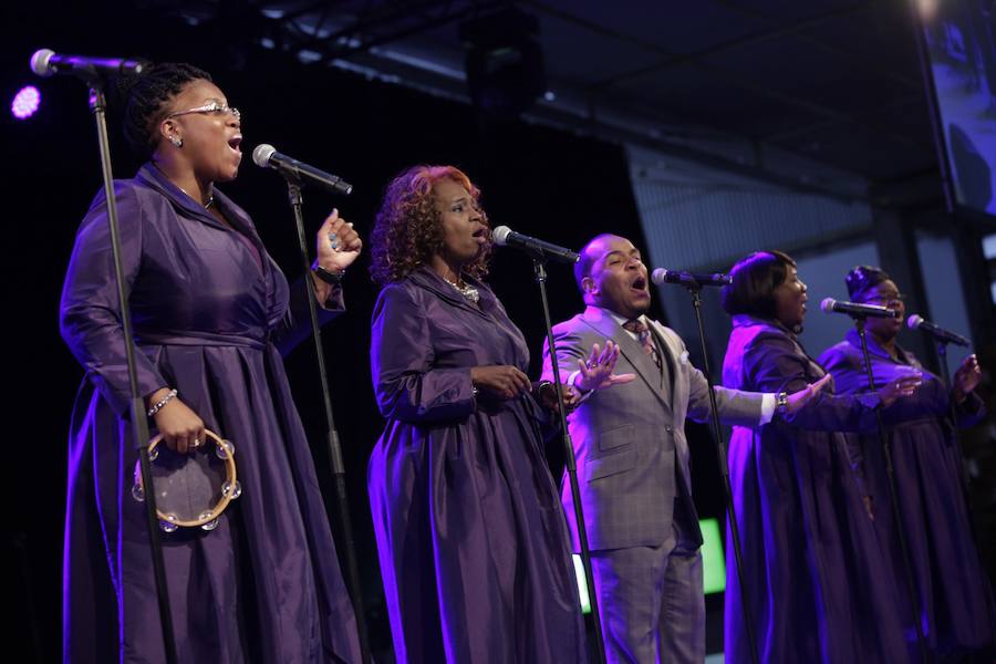 El reverendo Bryant Jones y The Victory Gospel Singers ofician en Mendizorroza