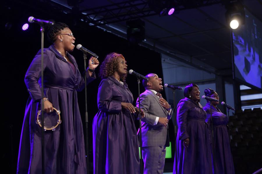 El reverendo Bryant Jones y The Victory Gospel Singers ofician en Mendizorroza