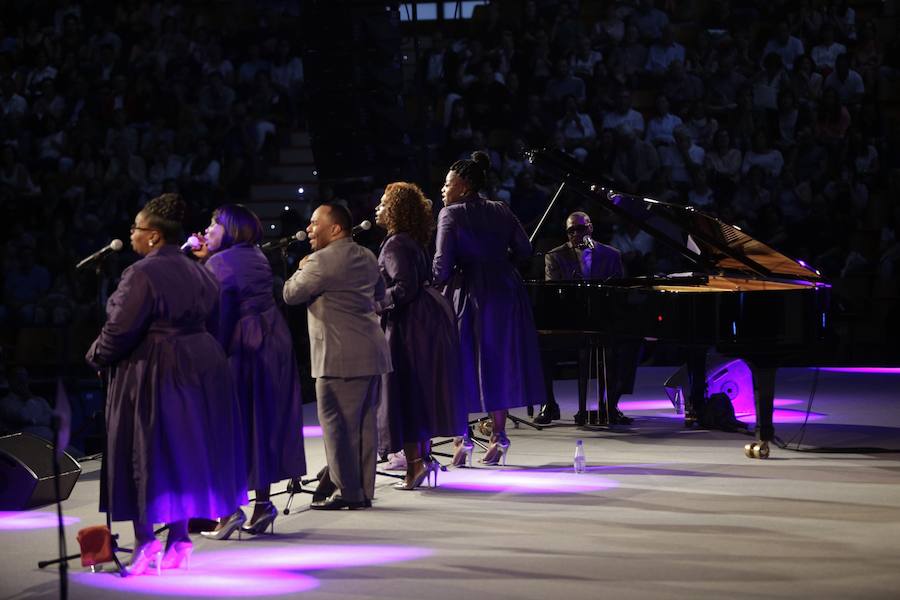 El reverendo Bryant Jones y The Victory Gospel Singers ofician en Mendizorroza