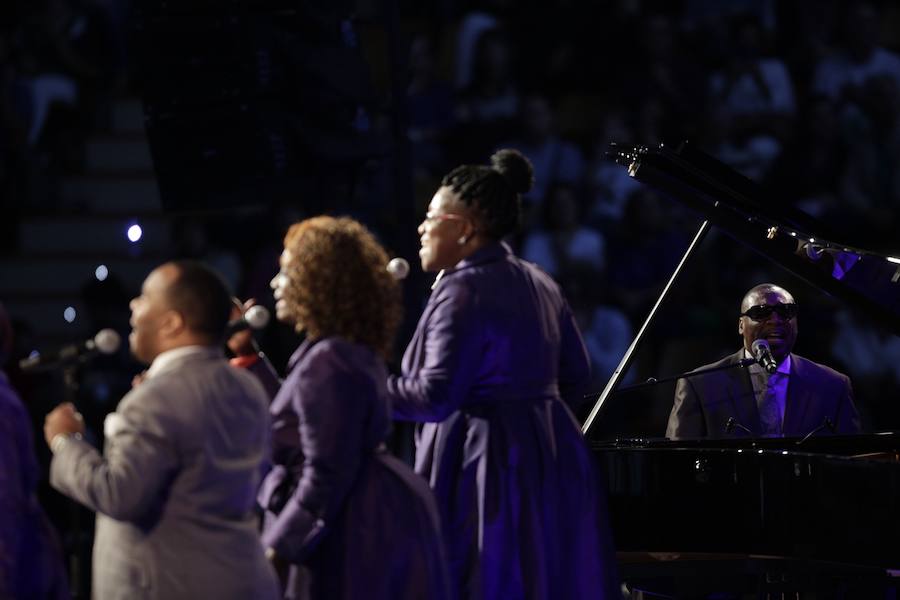 El reverendo Bryant Jones y The Victory Gospel Singers ofician en Mendizorroza