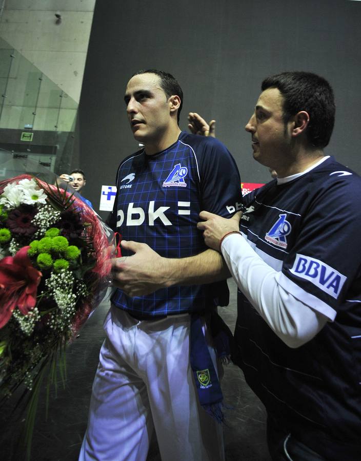 Final del Torneo del Cuatro y Medio, Juan Martinez de Irujo, recibe un ramo de flores por su segundo puesto. 11/12/2011