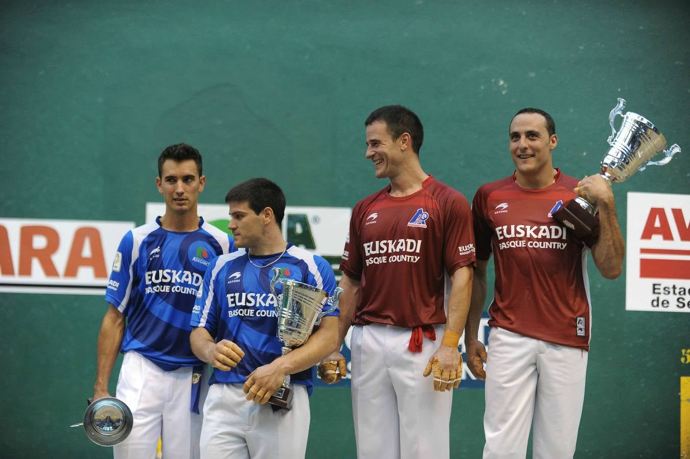 Torneo de San Antolin de Lekeitio, Juan Martínez de Irujo (mejor pelotari del tornoe) y Abel Barriola, ganadores junto a Urrutikoetxea y Beroiz. 05/09/2013