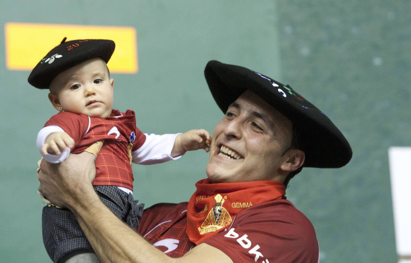 Juan Martínez de Irujo celebra su victoria en la final del Cuatro y Medio 2010, con su hija Aranhe en brazos