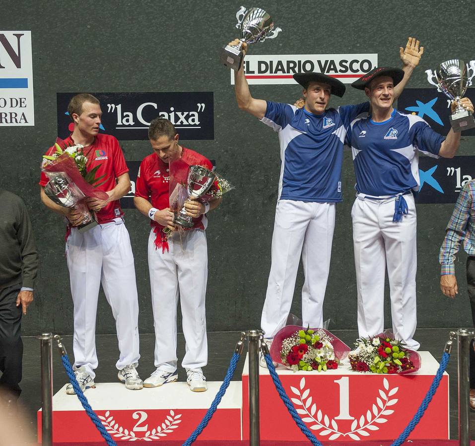 Los navarros Juan Martínez de Irujo y Abel Barriola se calzan la ´txapela´ de ganadores del Campeonato de Parejas 2014 al superar por 13-22 a Aimar Olaizola y el joven Andoni Aretxabaleta (i) tras el partido jugado en el Frontón Bizkaia de Bilbao.