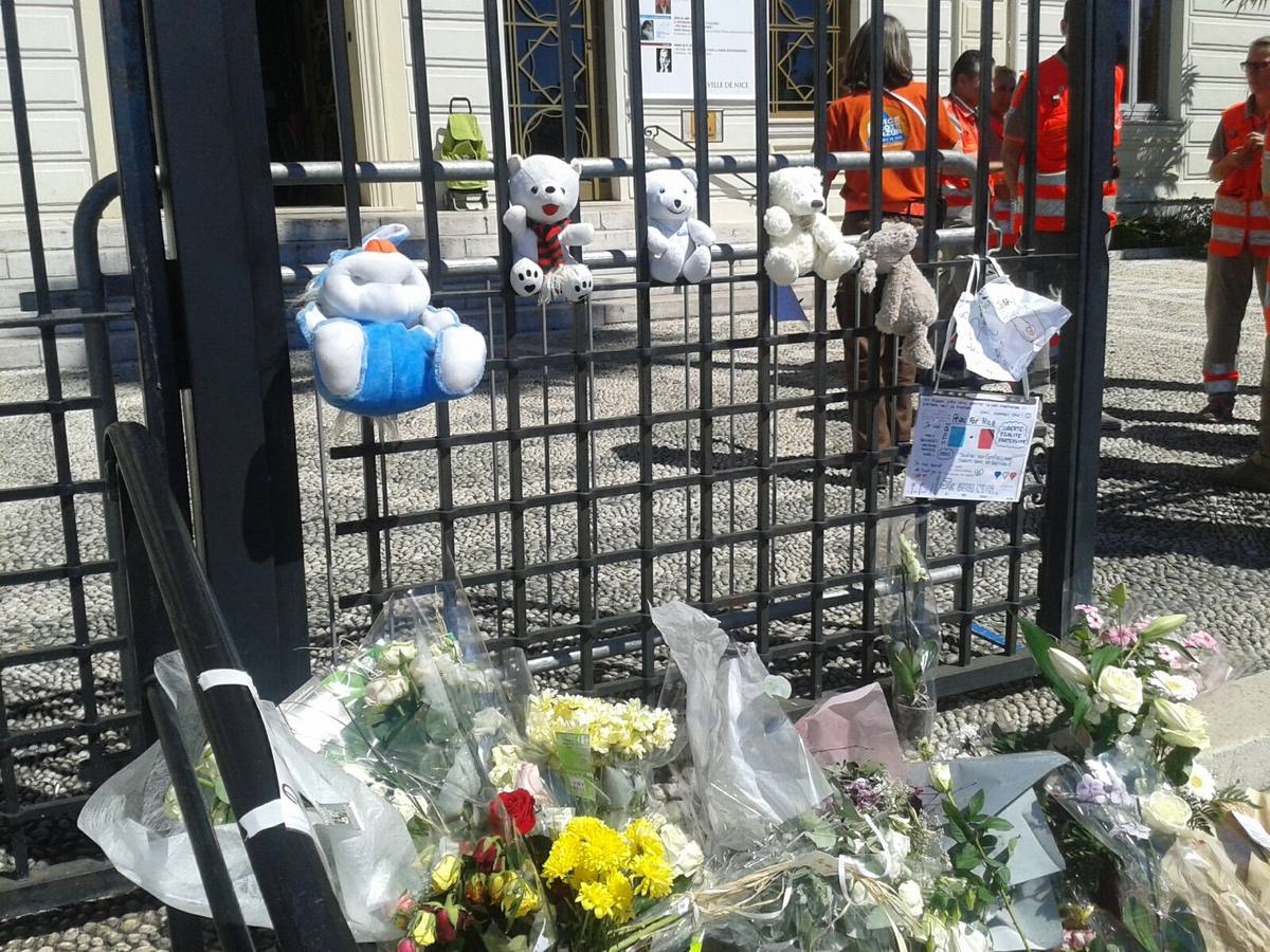 Reabre el paseo de los Ingleses tras el atentado