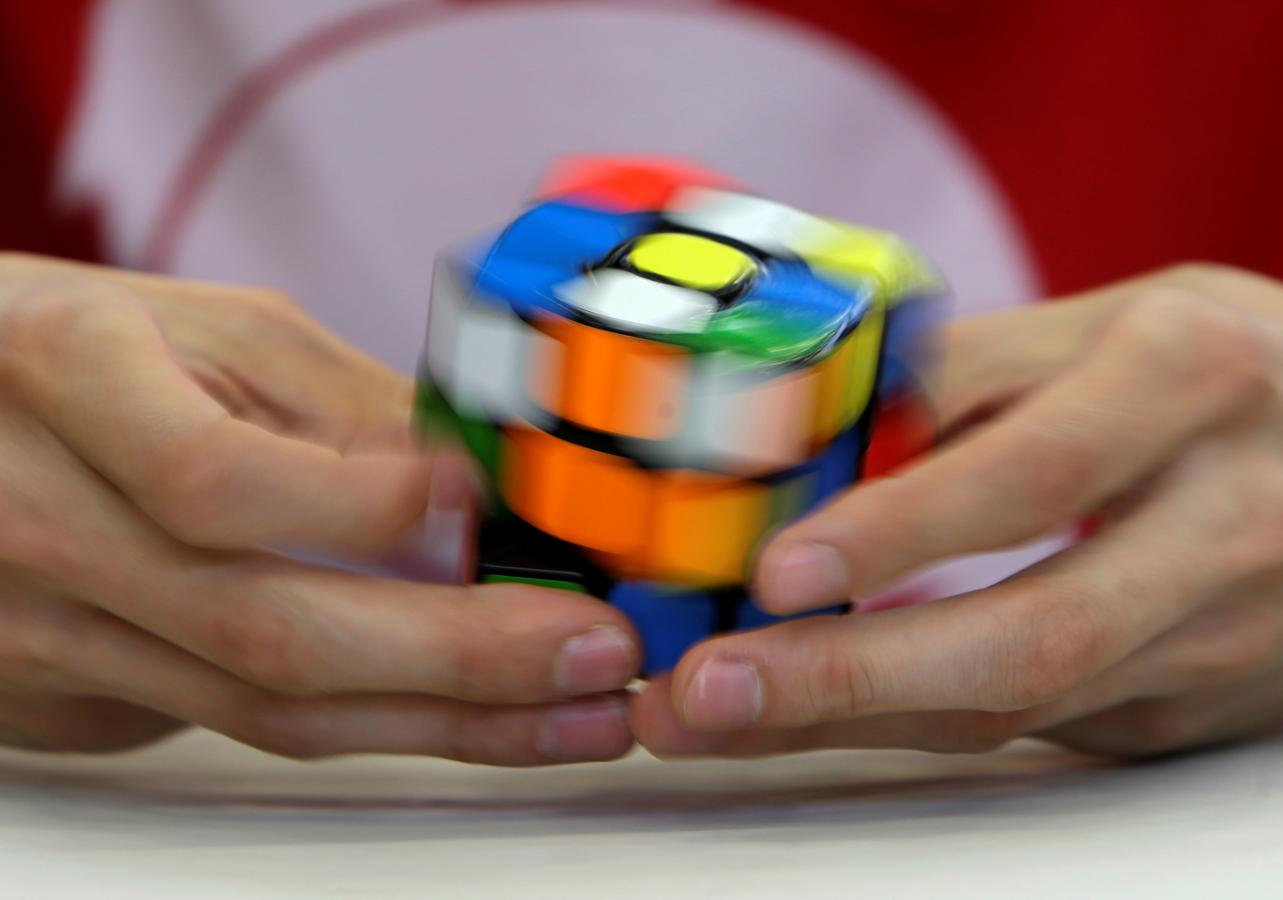 ¿Resolver un cubo de Rubik con los pies?