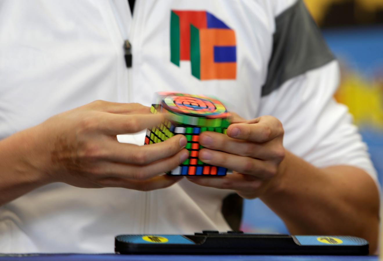 ¿Resolver un cubo de Rubik con los pies?